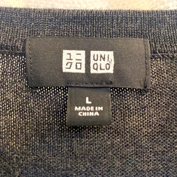 Men’s Uni Qlo Gray V Neck 100% Wool Sweater Size Large - Picture 4 of 7